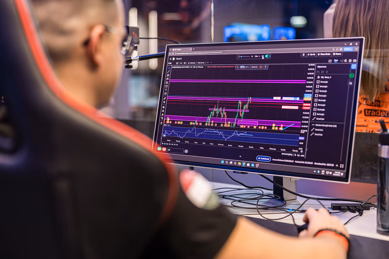 Trader competing at a For Traders tournament station