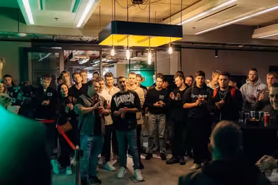 Foto de personas en un evento